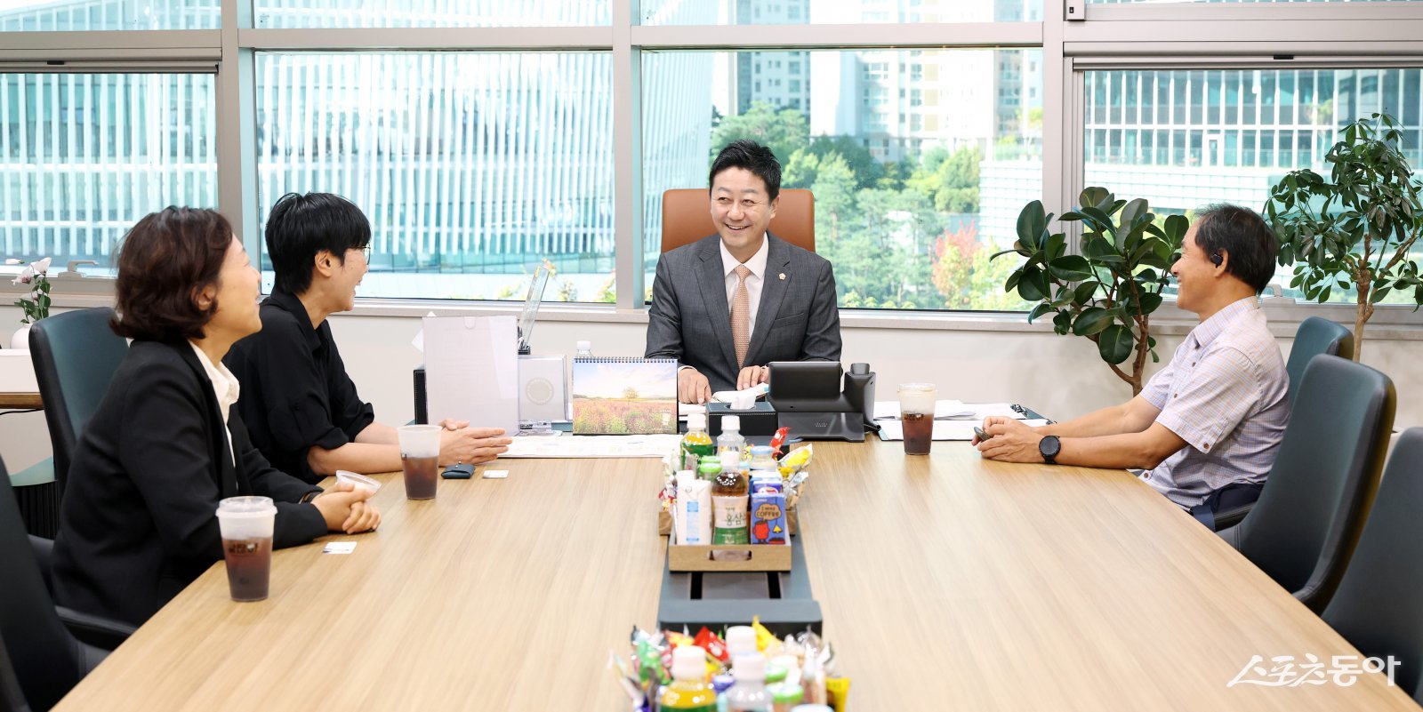 김진경 경기도의회 의장(더불어민주당, 시흥3)은 지난 11일 시흥시노동자지원센터와 정담회를 갖고 이동노동자 쉼터 확충 방안을 논의했다. 사진제공|경기도의회