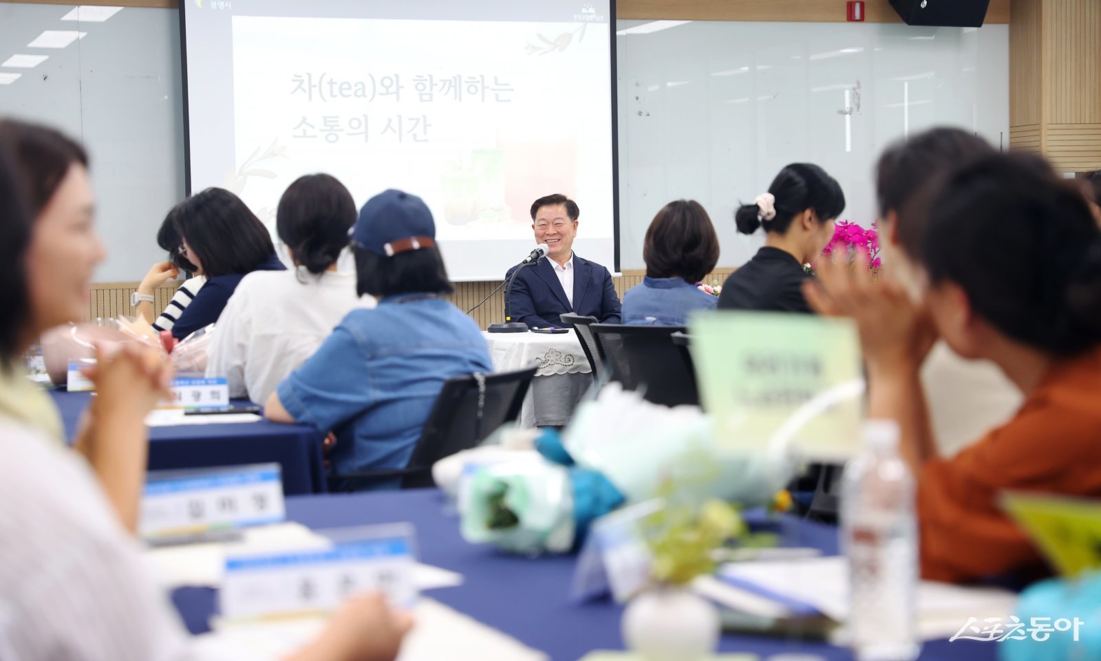 박승원 광명시장이 지난 11일 오후 평생학습원에서 열린 ‘느슨한학교장 간담회’에 참석해 학교장들과 학습 경험을 공유하며 소통하고 있다. 사진제공|광명시