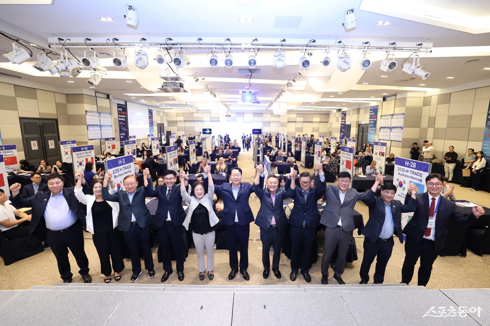 지난 10일 열린 화성특례시 H-TRADE 해외바이어 초청 수출상담회에서 정명근 화성특례시장(사진 가운데)과 참석자들이 기념 촬영하고 있다. 사진제공｜화성시