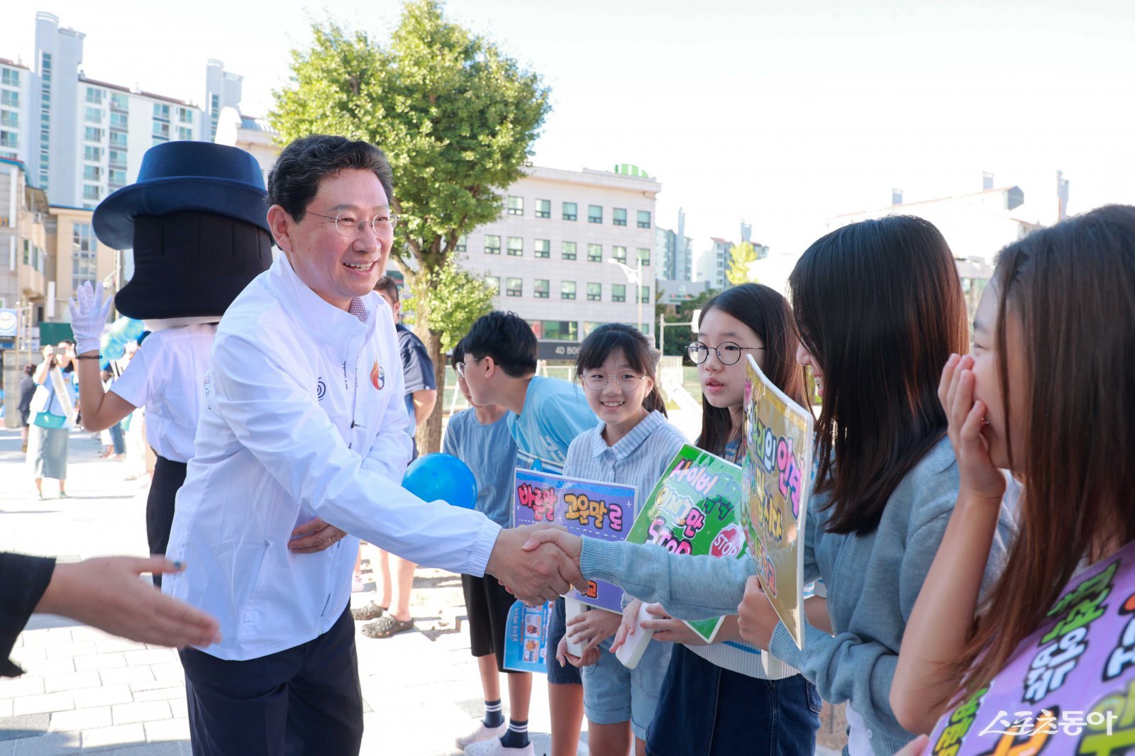 이상일 용인특례시장이 지난 11일 구성초등학교에서 학교폭력 예방 캠페인에 동참했다. 사진제공｜용인시
