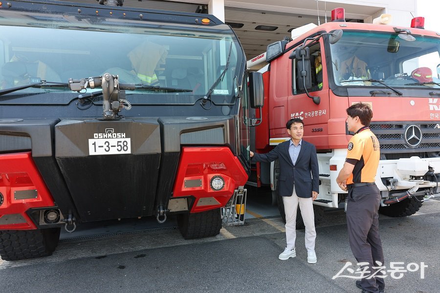 강원특별자치도(도지사 김진태)는 지난 11일 파라타항공의 제주노선 취항을 앞두고 양양국제공항에서 취항 점검을 실시했다(왼쪽 김진태 지사). 사진제공|강원도