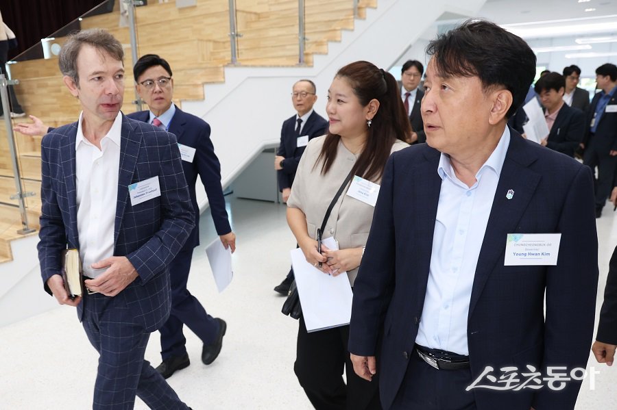글로벌 바이오 스타트업 인큐베이터 랩센트럴과 바이오랩스(BioLabs) 회장인 요하네스 프루에하우프가 충북 오송을 방문했다(오른쪽 김영환 지사). 사진제공|충북도
