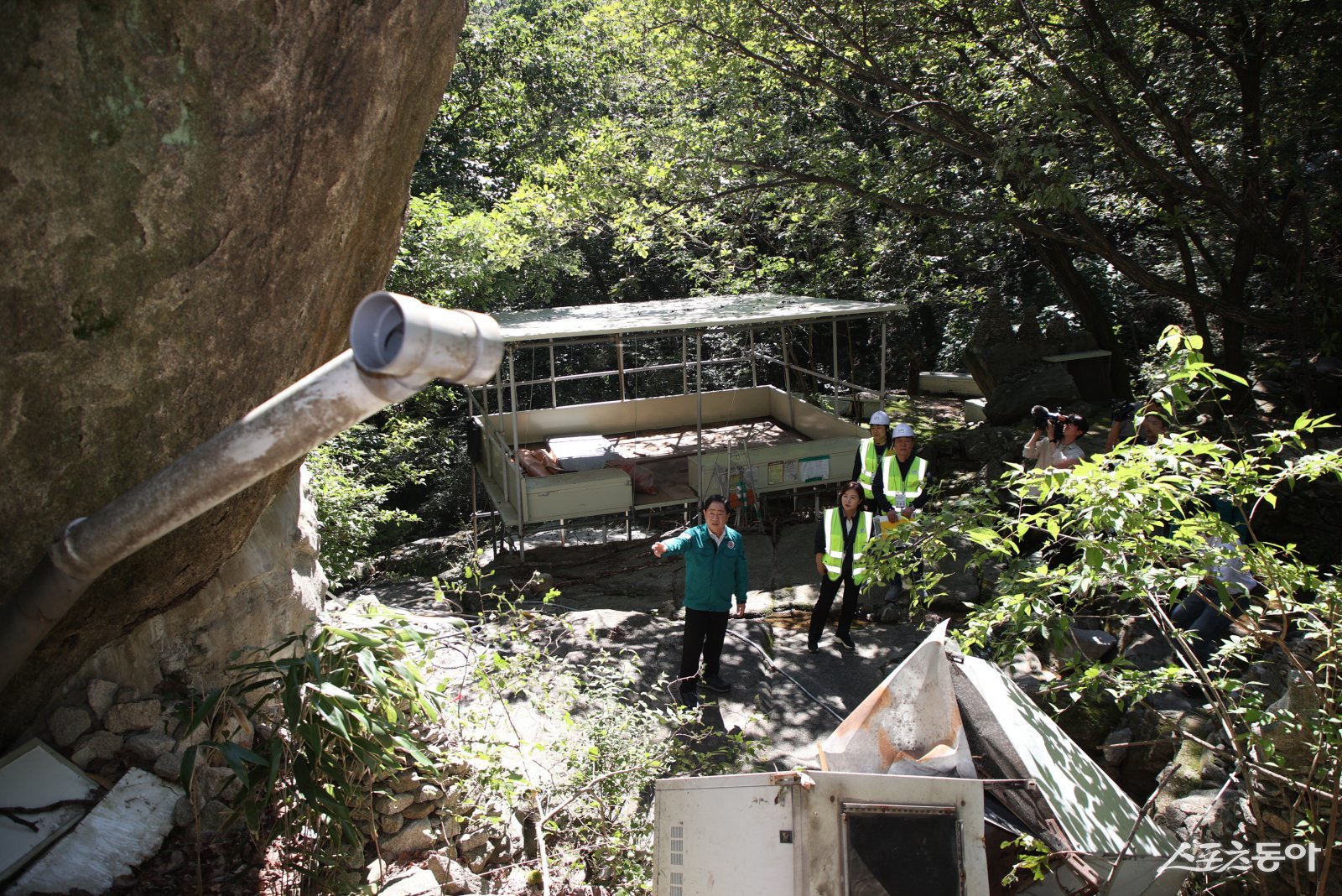바위 밑까지 폐기물로 가득한 현장에서 지시하는 주광덕 시장. 사진제공ㅣ남양주시