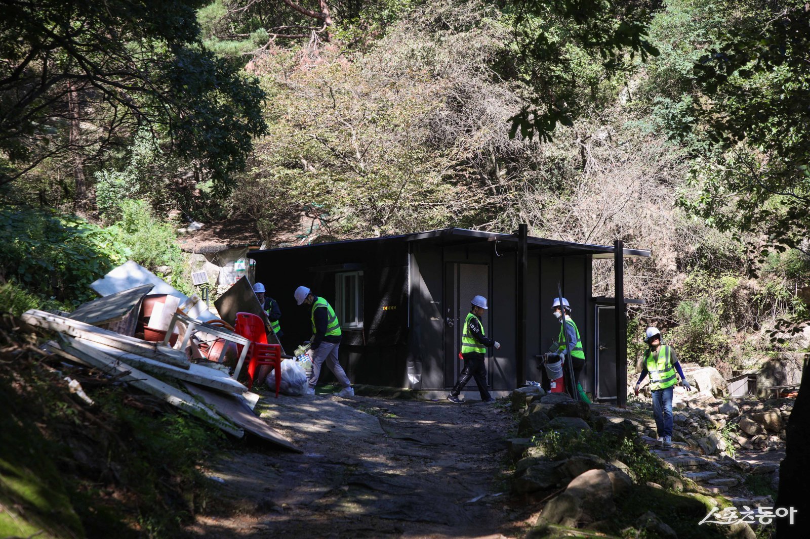 각종 생활쓰레기 제거 작업 중인 철거 현장. 사진제공ㅣ남양주시