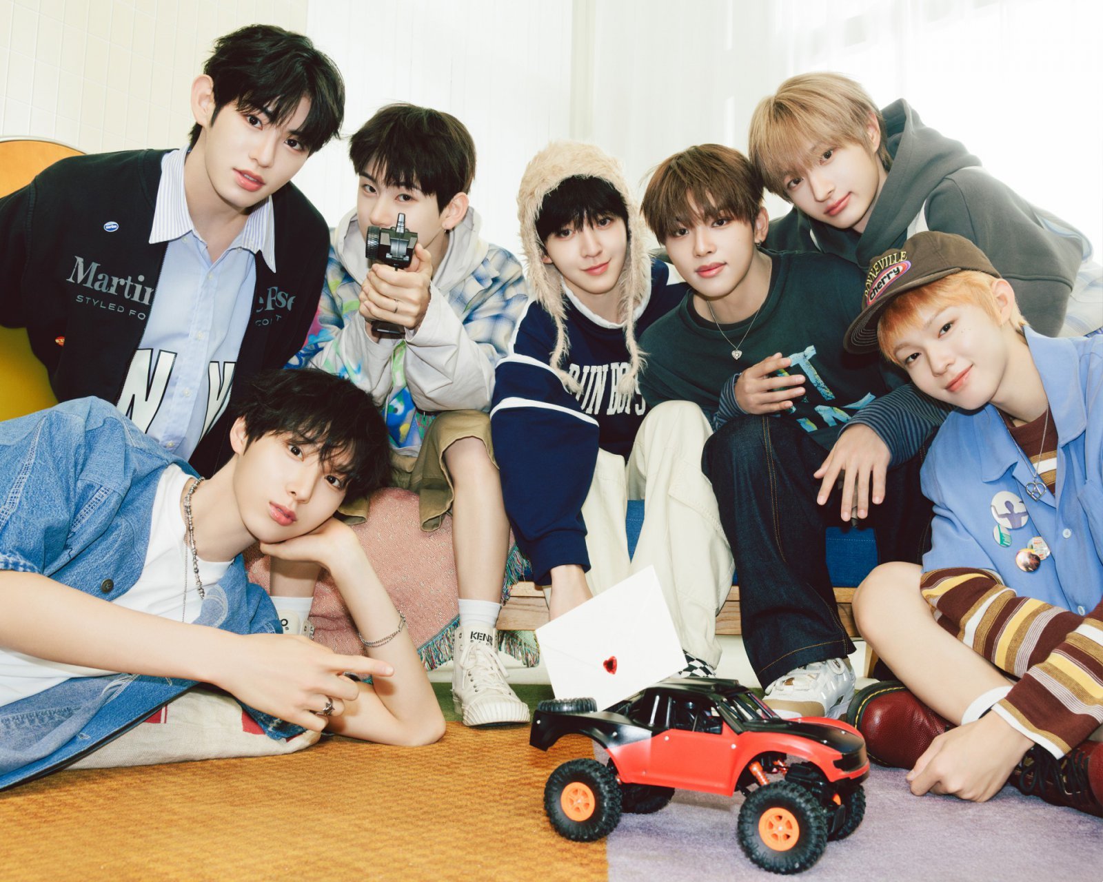 신인 보이그룹 킥플립이 오는 22일 미니 3집 ‘My First Flip’으로 컴백한다. 세 번째 콘셉트 티저를 통해 첫사랑 실패담을 담은 스토리라인과 멤버들의 자작곡 참여로 음악적 성장을 예고했다. 사진제공|JYP엔터테인먼트