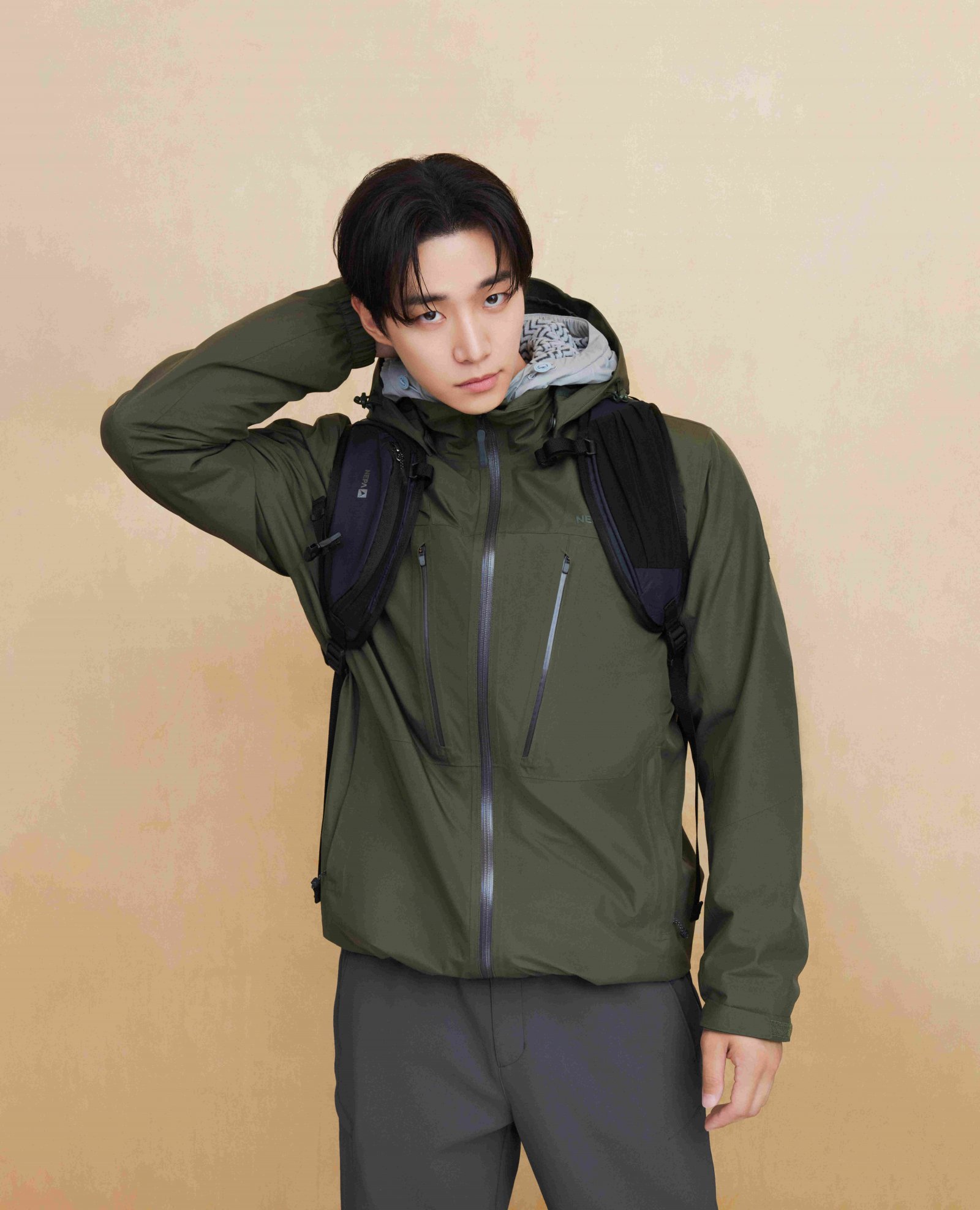 네파 2025 FW 시즌 룩북.  델 이준호