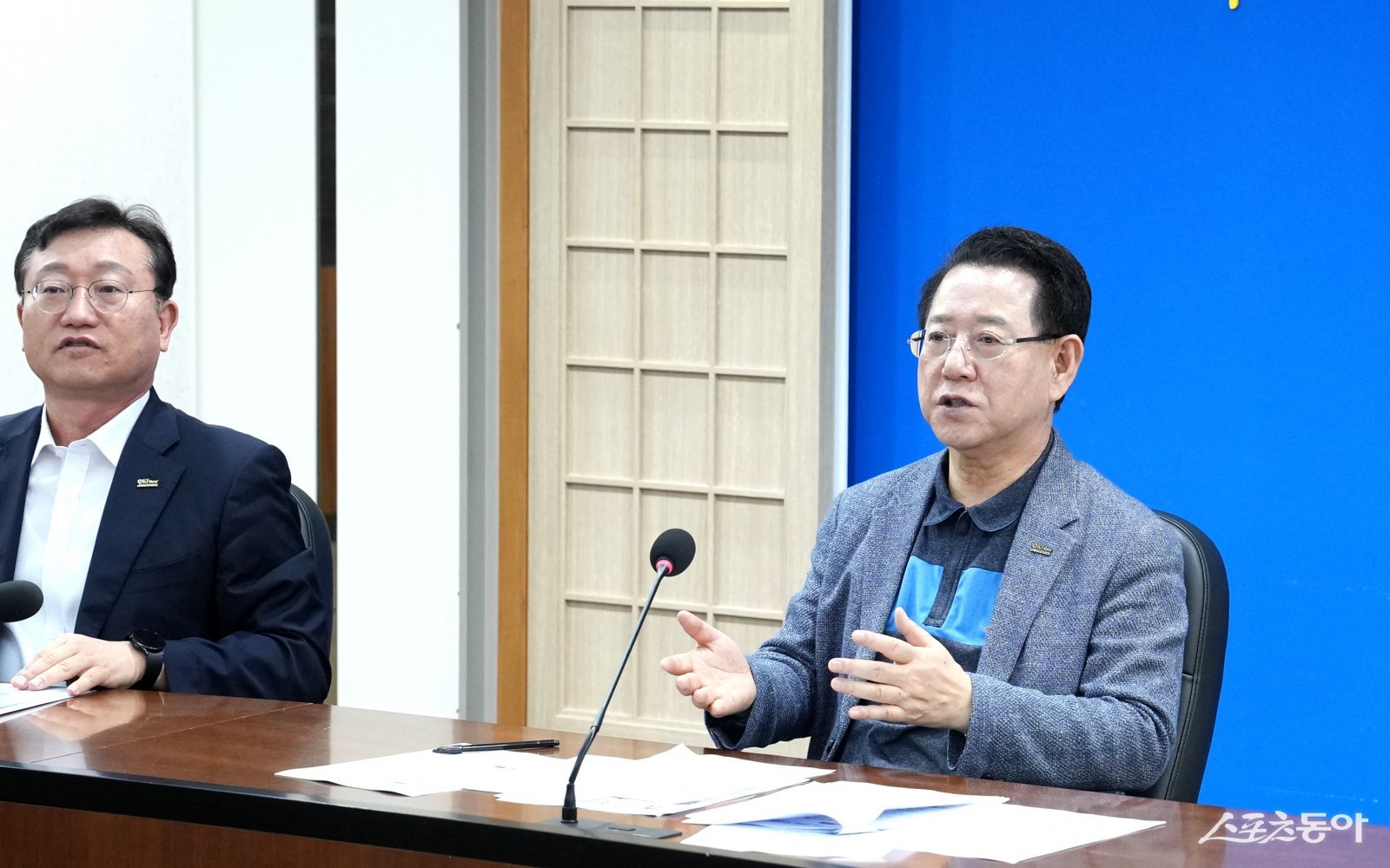 김영록 전라남도지사가 12일 도청 정약용실에서 도 실·국장들이 참석한 가운데 이재명 대통령 100일 기자회견 후속대책과 관련해 현안회의를 주재하고 있다. 사진제공=전남도