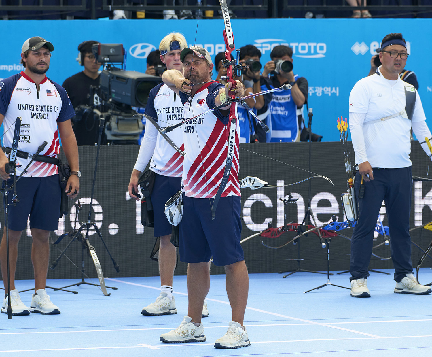 리커브 남자 단체전 결승에서 한국과 미국 양궁 선수단이 코오롱스포츠 양궁화를 신고 경기하는 모습