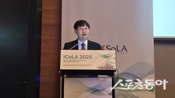 김상현 한국지질·동맥경화학회 이사장이 제14회 국제학술대회서 인사말을 하고 있다. 사진제공 ㅣ 한국지질·동맥경화학회