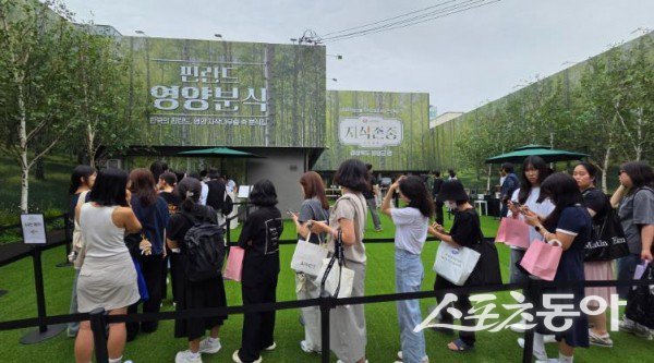 영양군이 성수동에서 12일 ‘핀란드 영양분식’ 팝업 스토어를 열자 사람들이 대기하고 있는 모습. 사진제공ㅣ영양군