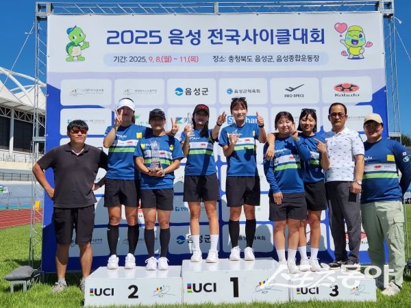 상주시청 여자 사이클팀이 ‘2025 음성 전국 사이클대회’에서 2년 연속 종합 우승을 달성한 후 단체 기념사진을 찍고 있는 모습. 사진제공ㅣ상주시