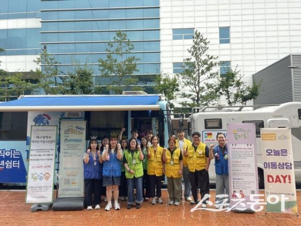 군위군 주민복지실이 연합이동버스 거리상담을 진행한 후 기념촬영을 하고 있는 모습.  사진제공ㅣ군위군