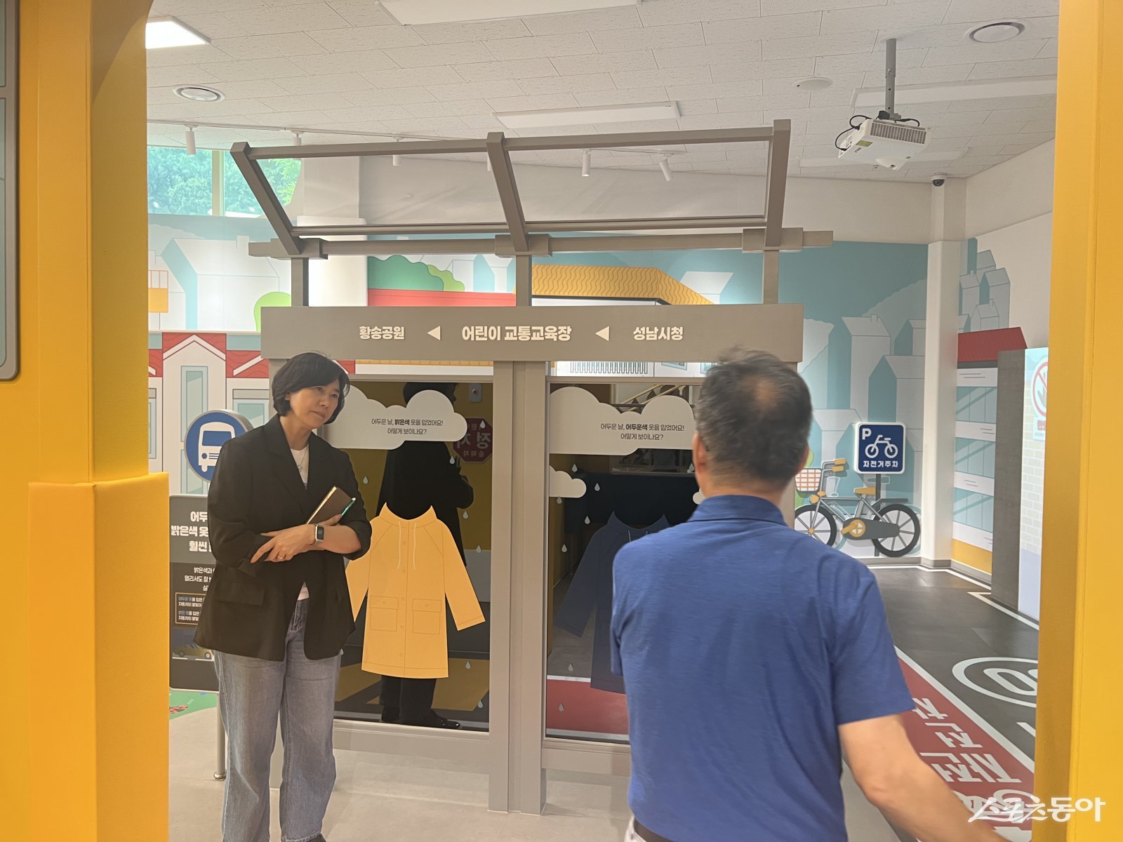 서은경 행정교육위원장(윈쪽)이 어린이교통교육장을 현장 점검하고 있다. 사진제공ㅣ성남시