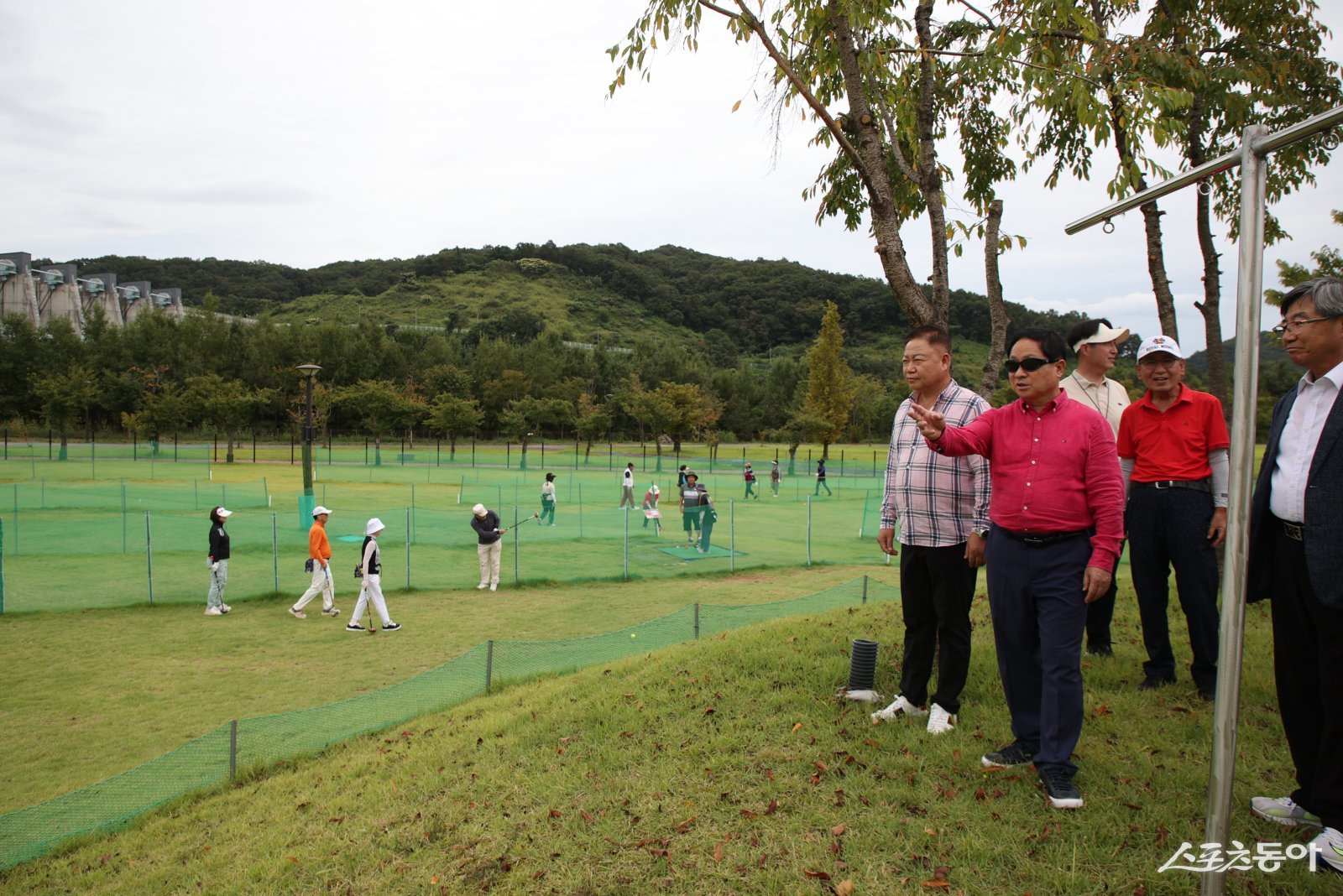 주광덕 시장(윈쪽 두번째)이 12일 연천군 연천파크골프장을 찾아 우수사례를 벤치마킹하고 있다. 사진제공ㅣ남양주시