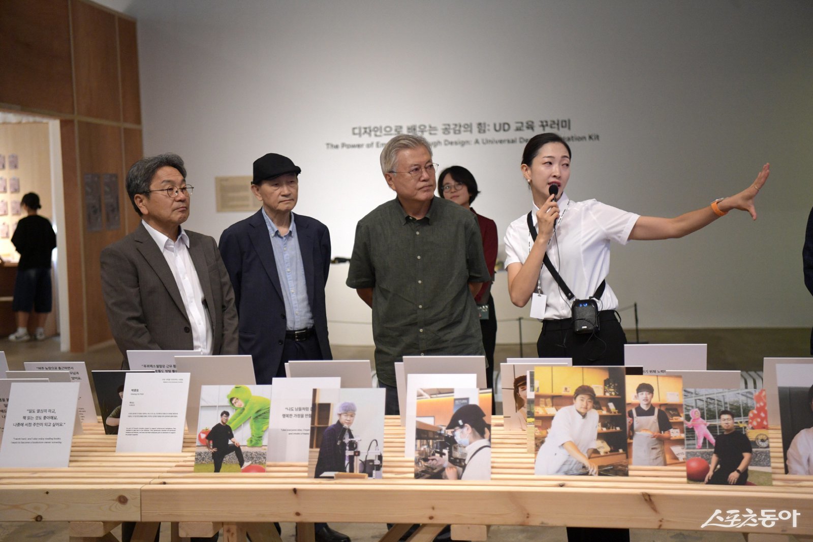 강기정 광주광역시장이 12일 광주를 찾은 문재인 전 대통령, 김정숙 여사와 함께 ‘2025 광주디자인비엔날레’를 관람하고 있다. 사진제공=광주광역시