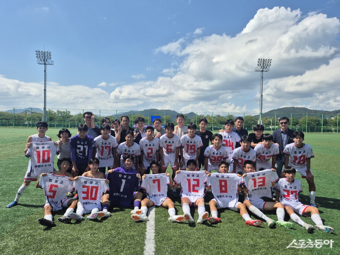 영광FC U-18 축구단이 지난 11일 제53회 전남도교육감기 축구대회에서 우승하고 기념촬영을 하고 있다. 사진제공=영광FC U-18 축구단