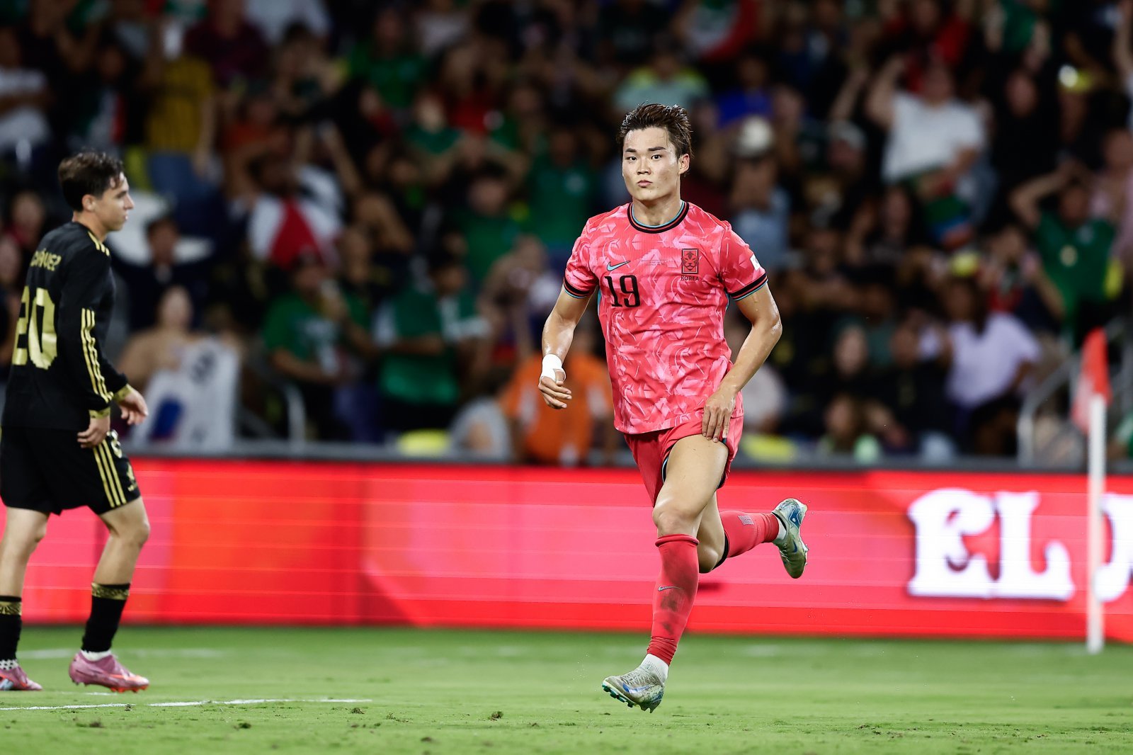 축구대표팀 오현규가 멕시코 평가전에서 득점한 뒤 무표정으로 자신의 무릎을 가리키는 익살스러운 골 세리머니를 펼치고 있다. 사진제공|대한축구협회