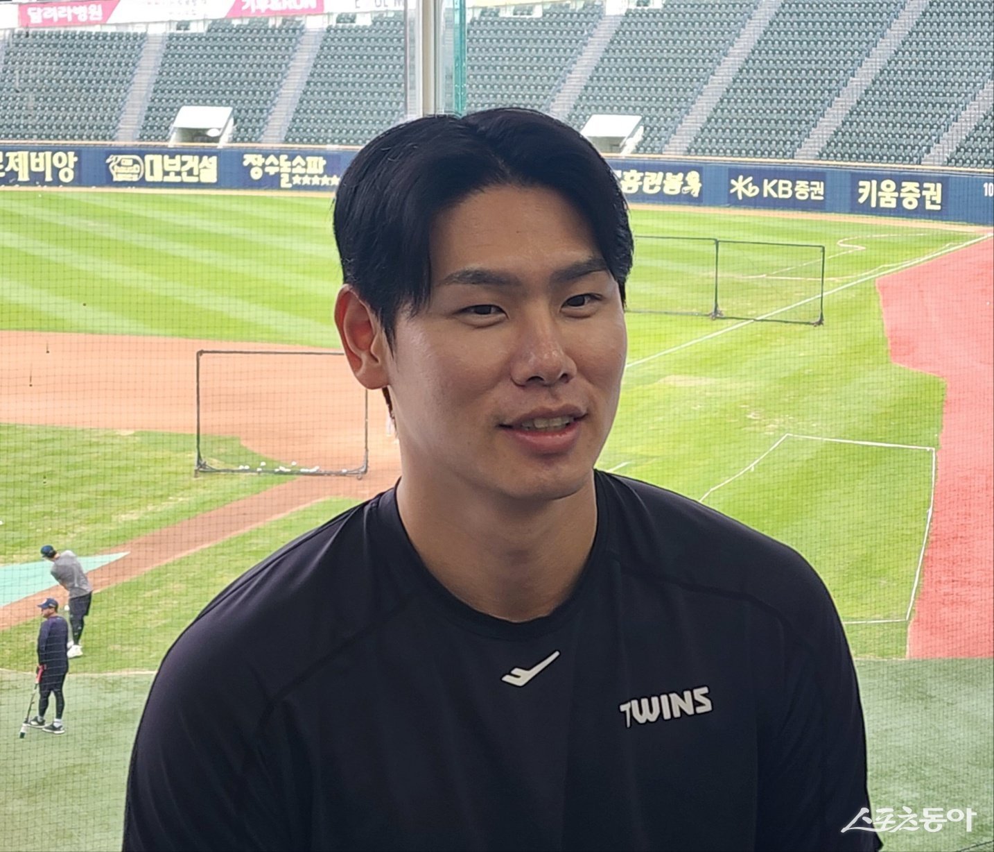 LG 홍창기는 12일 우천 취소된 NC 다이노스와 홈경기를 앞두고 1군 선수단에 합류해 팀 훈련을 진행했다. 부상 이후 4달 만에 복귀다. 잠실|박정현 기자