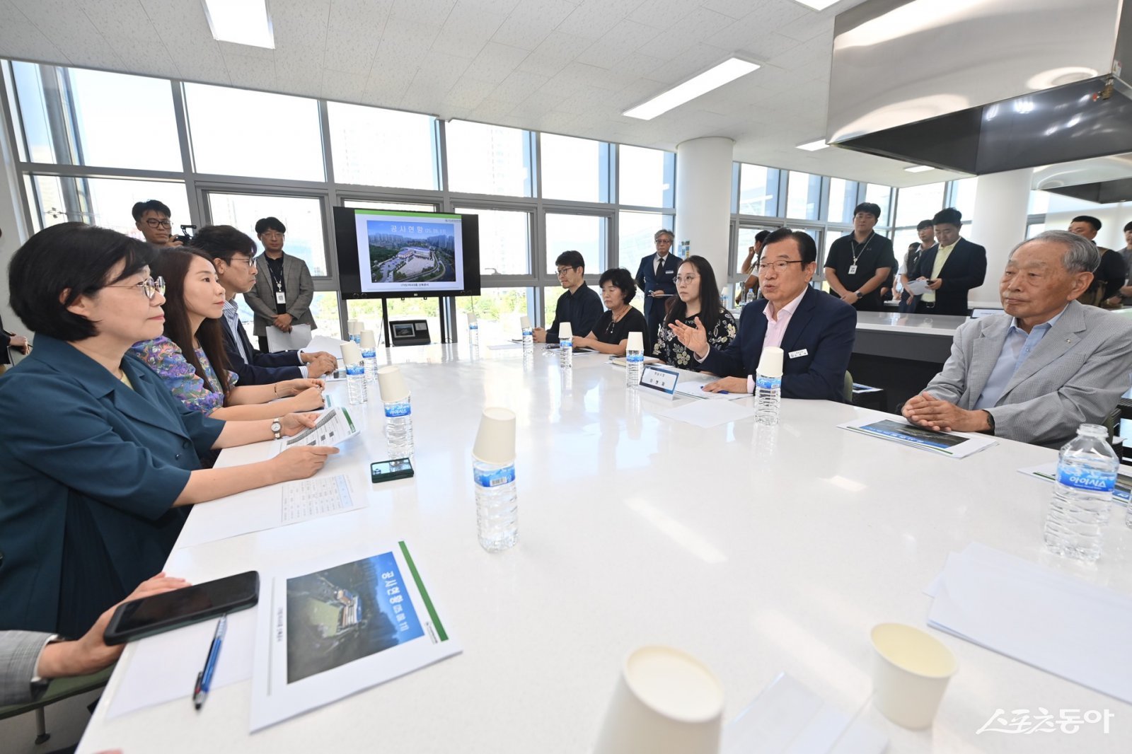 하남시(시장 이현재)는 지난 11일 오성애 광주하남교육지원청 교육장과 함께 학부모 대표, 주민대표 등이 참석한 가운데 (가칭)미사5중(교명선정 한홀중) 신설 진행 상황과 안전 관리 대책을 점검했다. 사진제공|하남시