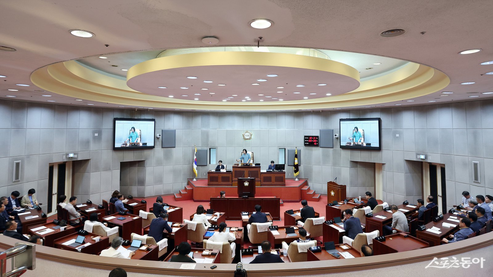 경기 시흥시의회(의장 오인열)가 오는 9월 17일부터 19일까지 3일간 제330회 임시회를 열고 시민 생활과 밀접한 조례 제·개정안과 민간위탁 동의안, 공무국외출장 결과보고 등을 심의한다(시흥시의회 모습). 사진제공|시흥시의회