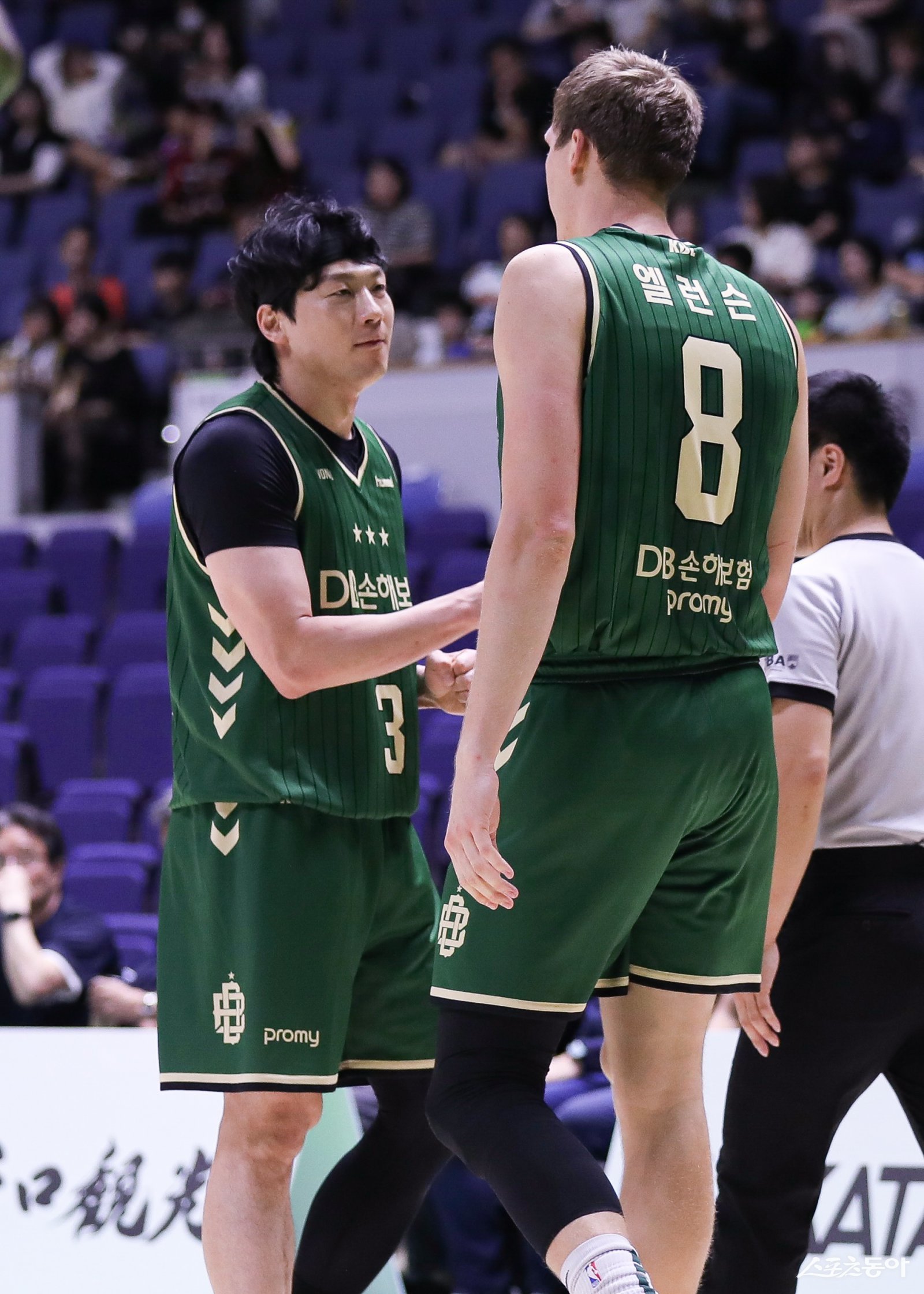 원주 DB 이정현(왼쪽)과 엘런 엘렌슨(오른쪽)이 13일 일본 홋카이도종합체육센터에서 열린 2025 레반가 컵 첫 경기 알티리 지바전 도중 하이파이브 하고 있다. DB는 좋은 경기를 해냈지만 91-97로 패했다. 사진제공 ｜점프볼