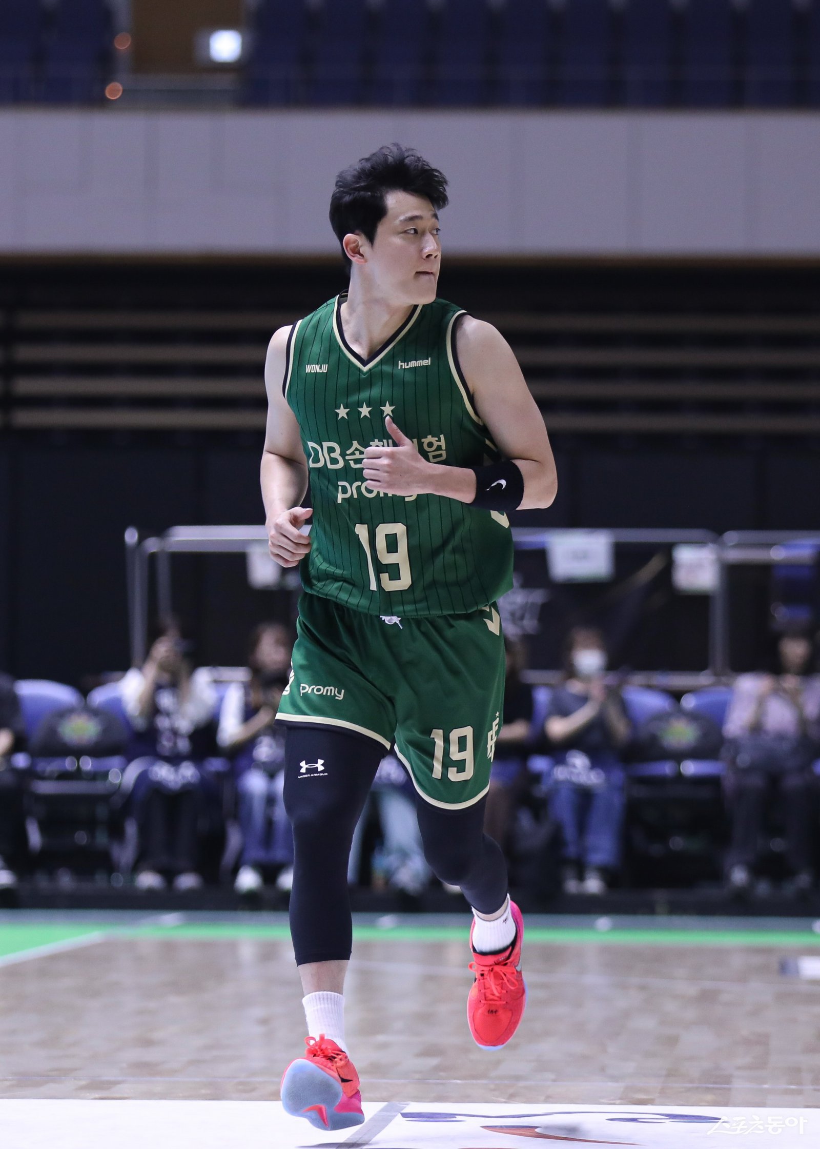 원주 DB 최성원이 13일 일본 홋카이도종합체육센터에서 열린 2025 레반가 컵 첫 경기 알티리 지바전 도중 공격 코트로 넘어가고 있다. 최성원이 3쿼터 좋은 활약을 펼친 덕분에 DB는 시소게임을 되찾았다. 사진제공 ｜점프볼