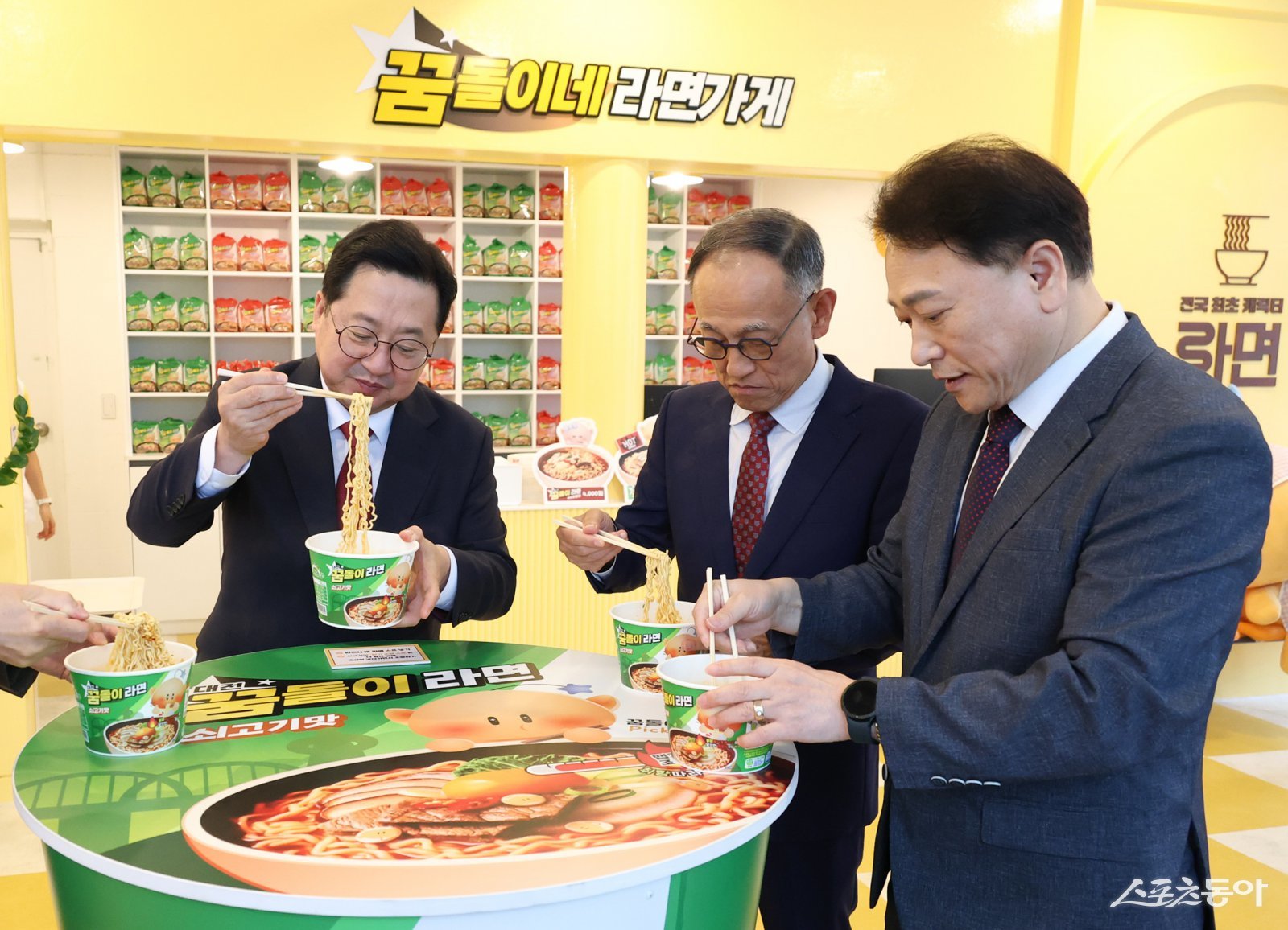 대전시는 지난 12일 유성구 엑스포과학공원 내 꿈돌이하우스 2호점에서 ‘꿈돌이 컵라면’ 출시 행사를 열고 본격 판매에 들어갔다. 사진제공｜대전시