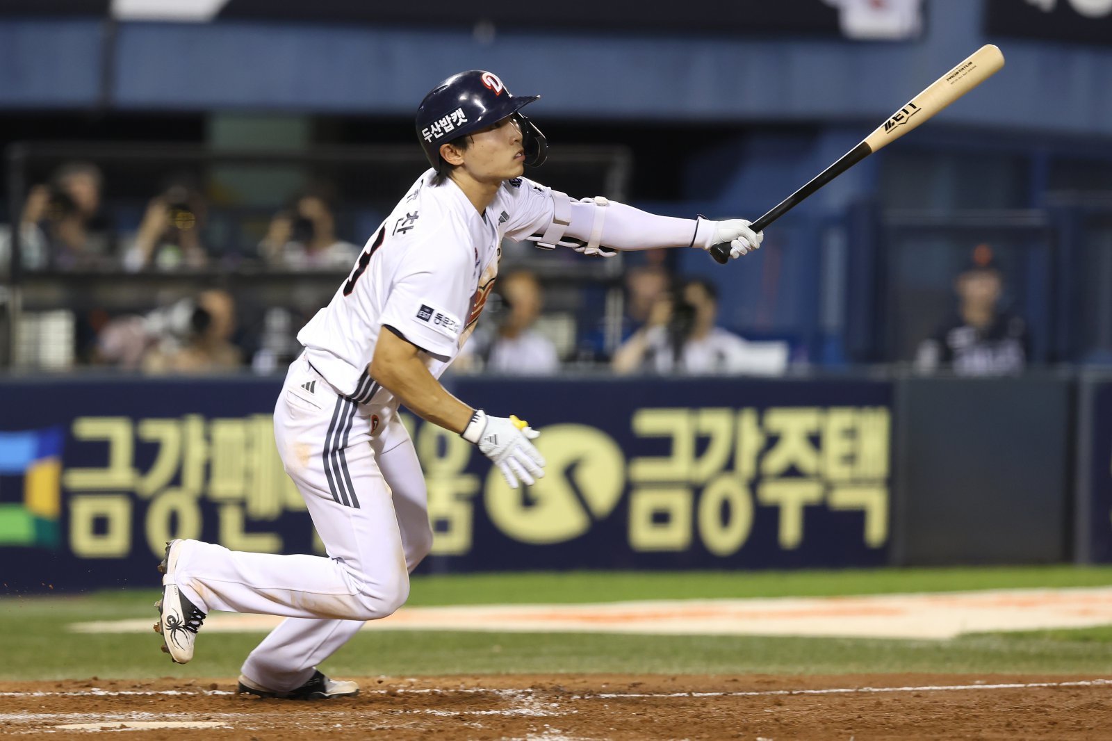 두산 이유찬(사진)은 남은 시즌 외야수로도 출전할 계획이다. 팀은 오명진, 안재석, 박준순 등 기대주들이 한 단계 성장하며 내야 경쟁이 치열해졌다. 사진제공｜두산 베어스