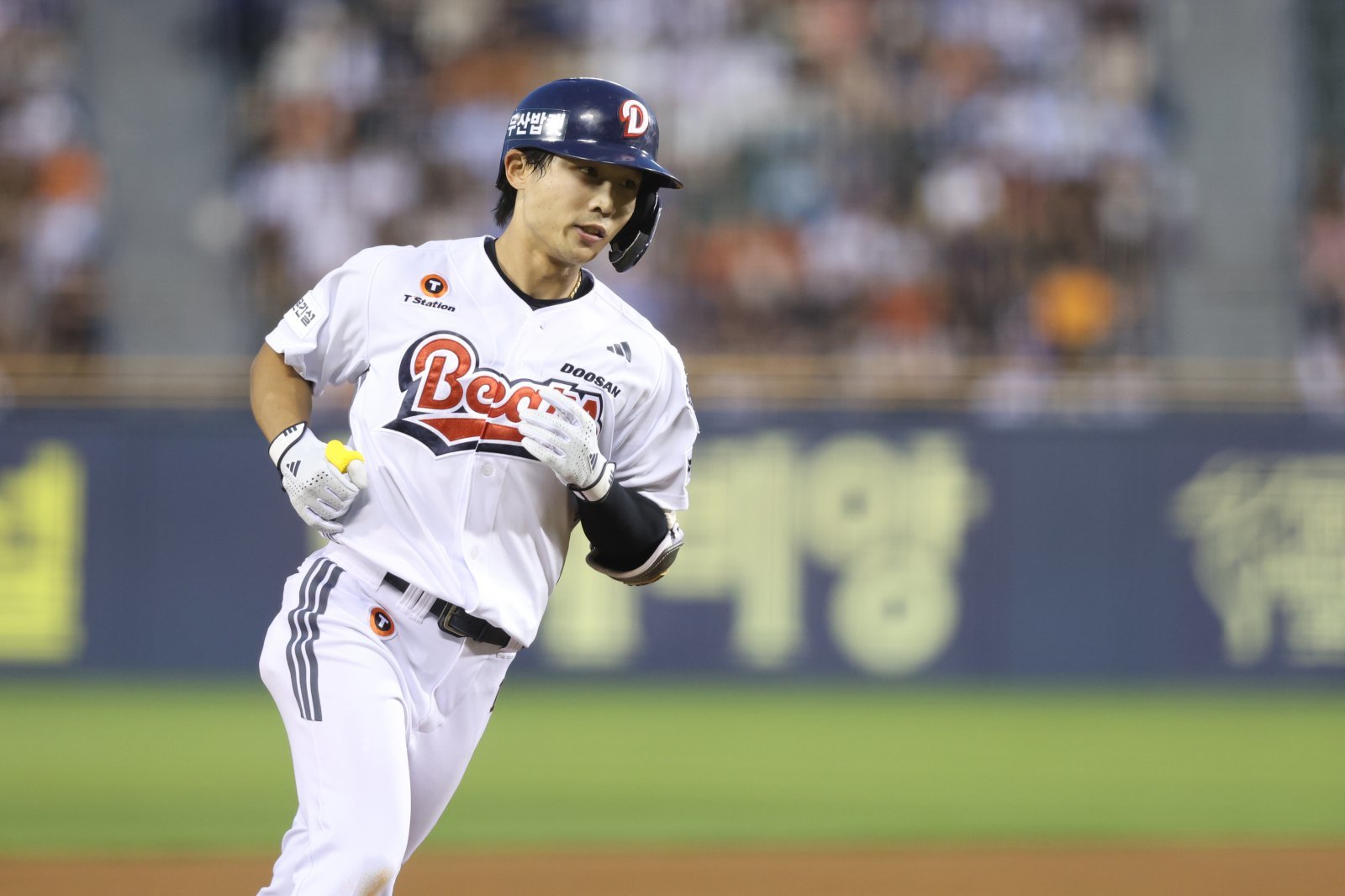 두산 이유찬(사진)은 남은 시즌 외야수로도 출전할 계획이다. 팀은 오명진, 안재석, 박준순 등 기대주들이 한 단계 성장하며 내야 경쟁이 치열해졌다. 사진제공｜두산 베어스