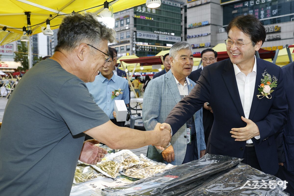 소상공인과 악수를 나누고 있는 이동환 고양특례시장(오른쪽) 사진제공ㅣ고양시