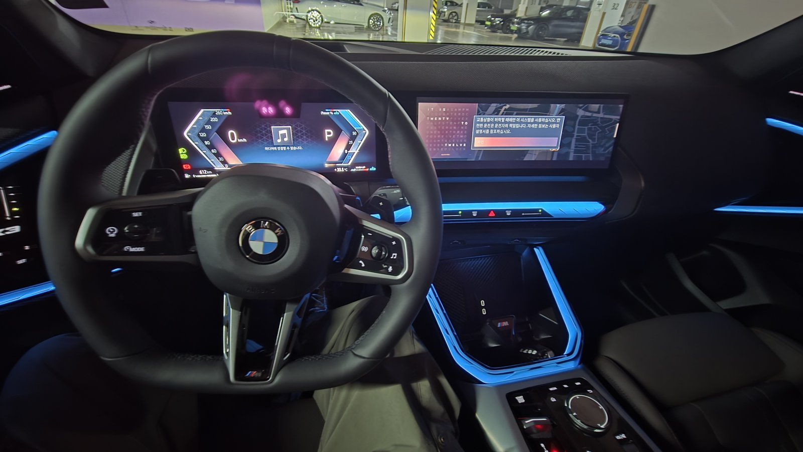 신형 X3 실내는  파노라믹 커브드 디스플레이와 앰비언트 라이트 바를 적용해 고급감과 몰입감을 동시에 제공한다. 원성열 기자 sereno@donga.com