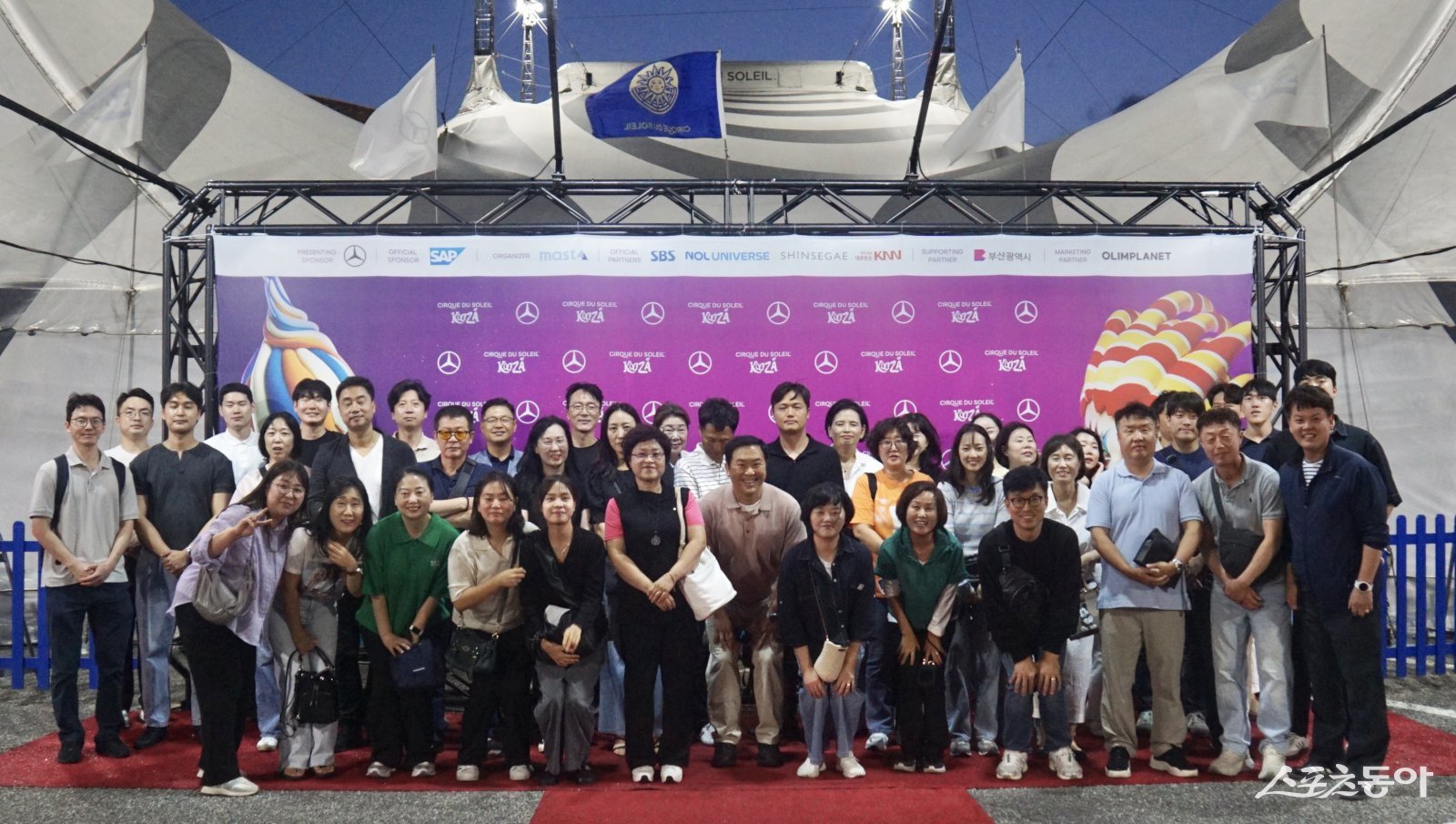 부산시설공단이 지난 11일, 직원들과 노동조합원 등 50명이 함께하는 ‘문화동행 테마기행’을 진행한 가운데 관계자들이 기념촬영을 하고 있다. (사진제공=부산시설공단)