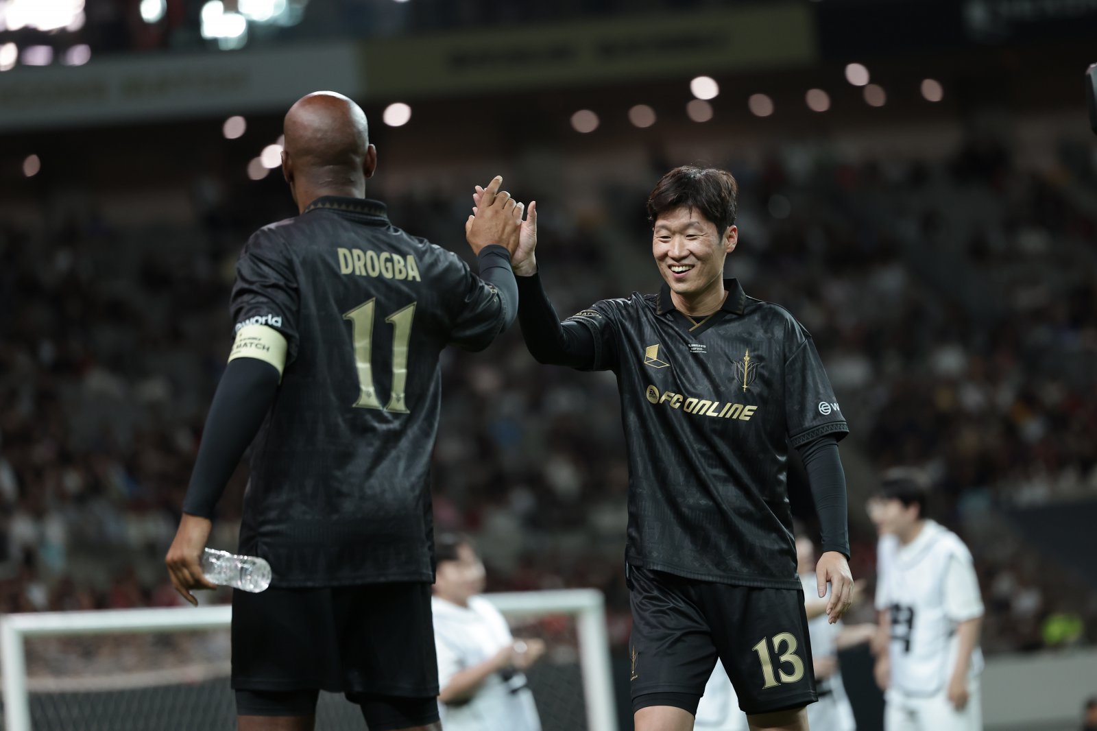 ‘2025 아이콘 매치: 창의 귀환, 반격의 시작’ 본경기의 하루 전인 13일 서울월드컵경기장에서 이벤트매치가 열렸다. FC스피어의 주장 디디에 드로그바(왼쪽)와 박지성이 손뼉을 마주치고 있다. 사진제공｜넥슨