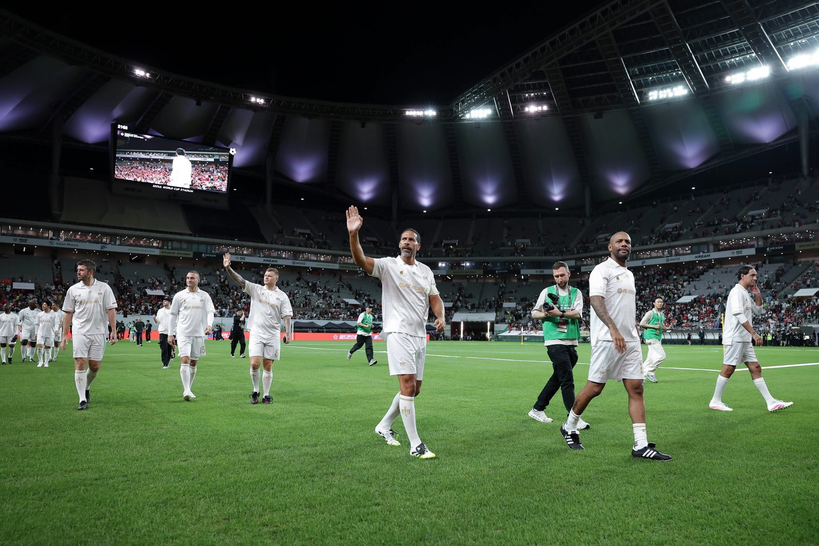 ‘2025 아이콘 매치: 창의 귀환, 반격의 시작’ 본경기의 하루 전인 13일 서울월드컵경기장에서 이벤트매치가 열렸다. 리오 퍼디난드(가운데)를 비롯한 실드 유나이티드 선수들이 팬들에게 인사하고 있다. 사진제공｜넥슨