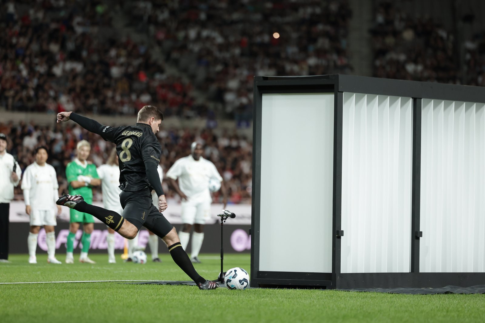 ‘2025 아이콘 매치: 창의 귀환, 반격의 시작’ 본경기의 하루 전인 13일 서울월드컵경기장에서 이벤트매치가 열렸다. FC스피어의 스티븐 제라드가 슛으로 스티로폼을 격파하고 있다. 사진제공｜넥슨