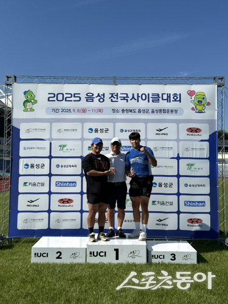 포항시체육회 사이클 선수단이 기념 촬영하고 있다. 사진제공 ㅣ 포항시체육회