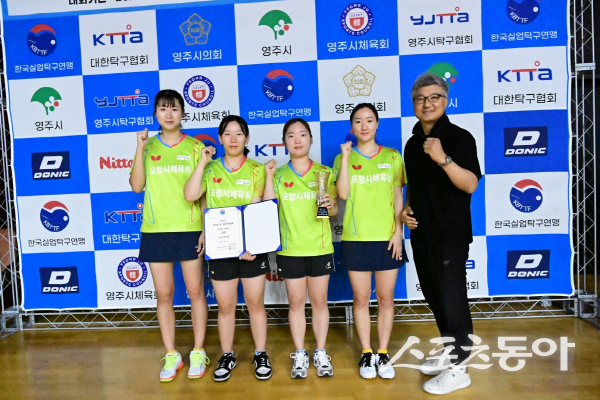 포항시체육회 탁구 선수단이 기념 촬영하고 있다. 사진제공 ㅣ 포항시채육회