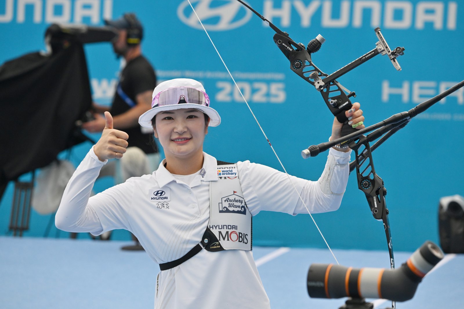 한국양궁대표팀은 12일 광주에서 막을 내린 2025세계양궁선수권에서 종합 1위를 차지했지만 적지 않은 과제도 받아들었다. 경쟁국들의 실력이 상향평준화된 까닭에 리커브와 컴파운드 모두 경쟁력 강화가 절실하다. 사진은 12일 광주 5·18 민주광장 특설경기장에서 열린 대회 마지막날 리커브 여자 개인전 결승에서 금메달을 따낸 뒤 기뻐하는 강채영. 뉴시스