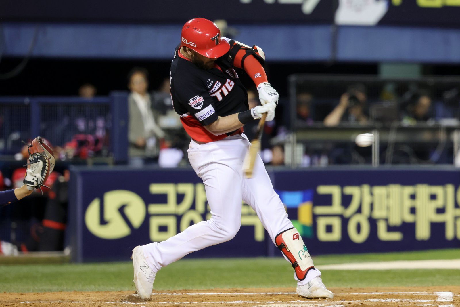 허리 통증으로 2일 대전 한화 이글스전 이후 8일간 휴식을 취했던 KIA 위즈덤은 13일 잠실 LG전에서 홈런을 쳐내며 부활을 알렸다. 이범호 KIA 감독은 “위즈덤이 자리를 지켜주는 것 자체가 굉장히 중요하다”고 가치를 설명했다. 뉴시스