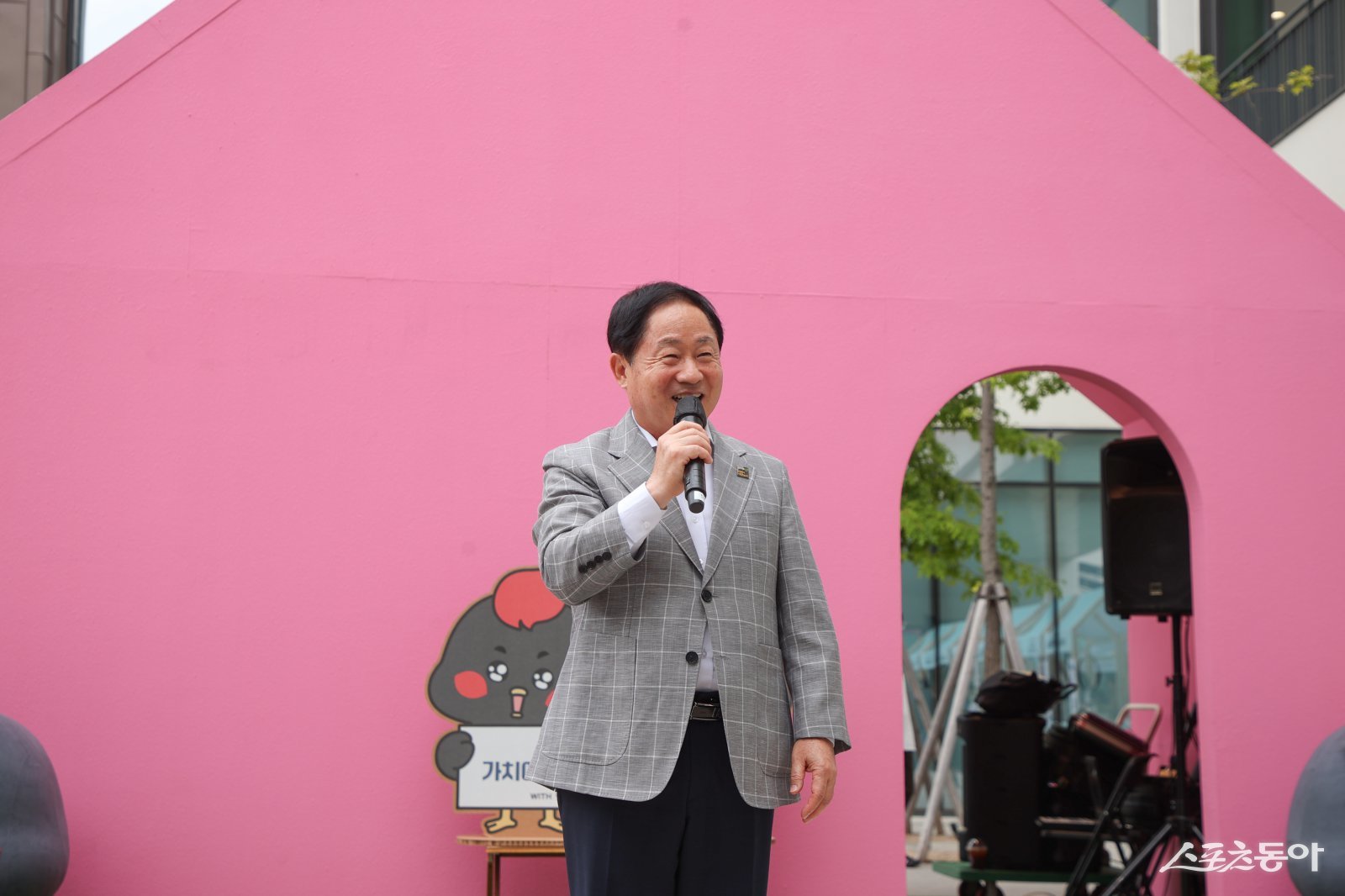 주광덕 시장이 지난 13일 현대프리미엄아울렛 SPACE1 야외광장에서 사회적경제 나눔장터에서 인사말을 하고 있다. 사진제공ㅣ남양주시