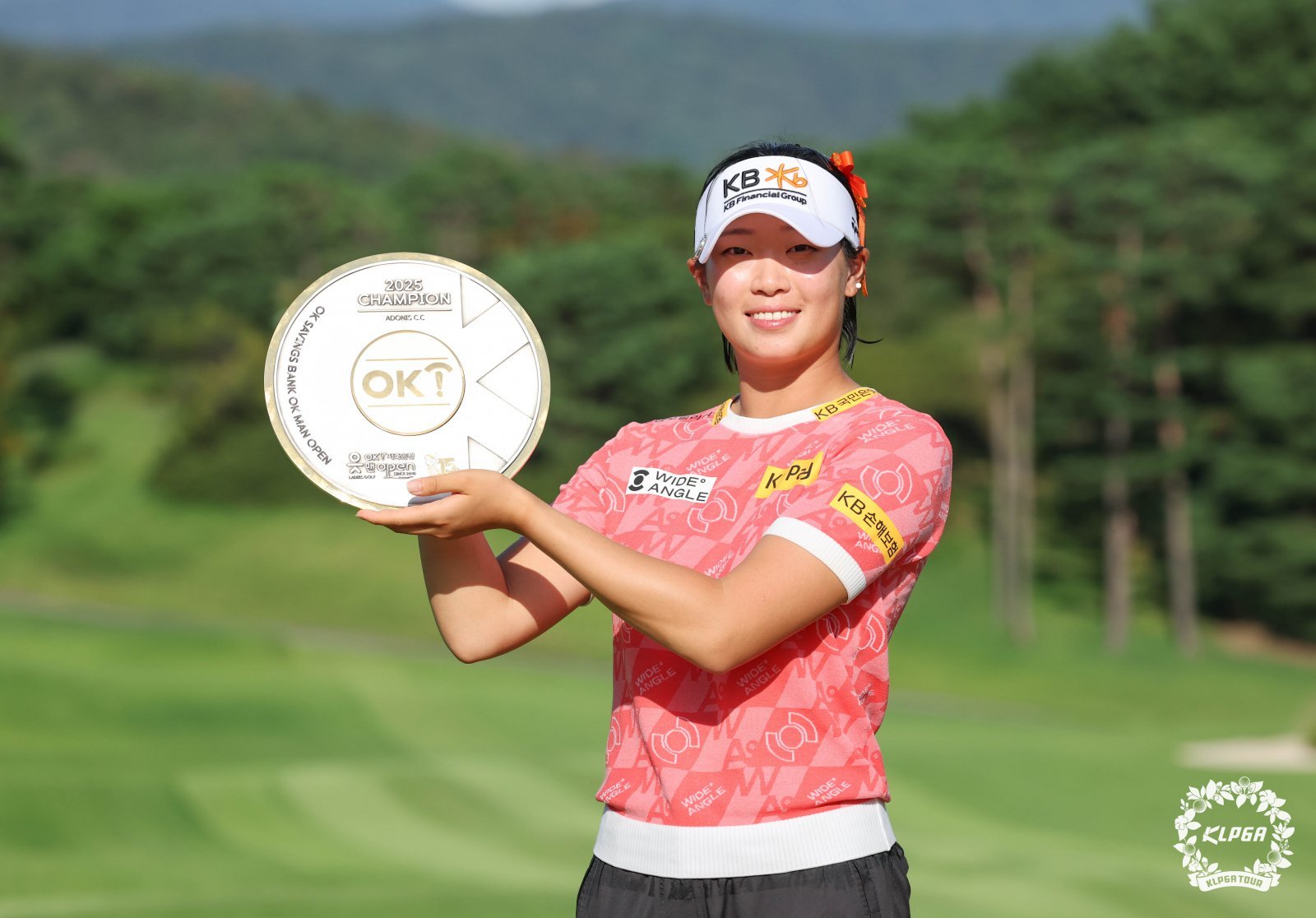 OK저축은행 읏맨 오픈에서 시즌 3승, 통산 5승을 달성한 뒤 포즈를 취하고 있는 방신실. 사진제공  | KLPGA