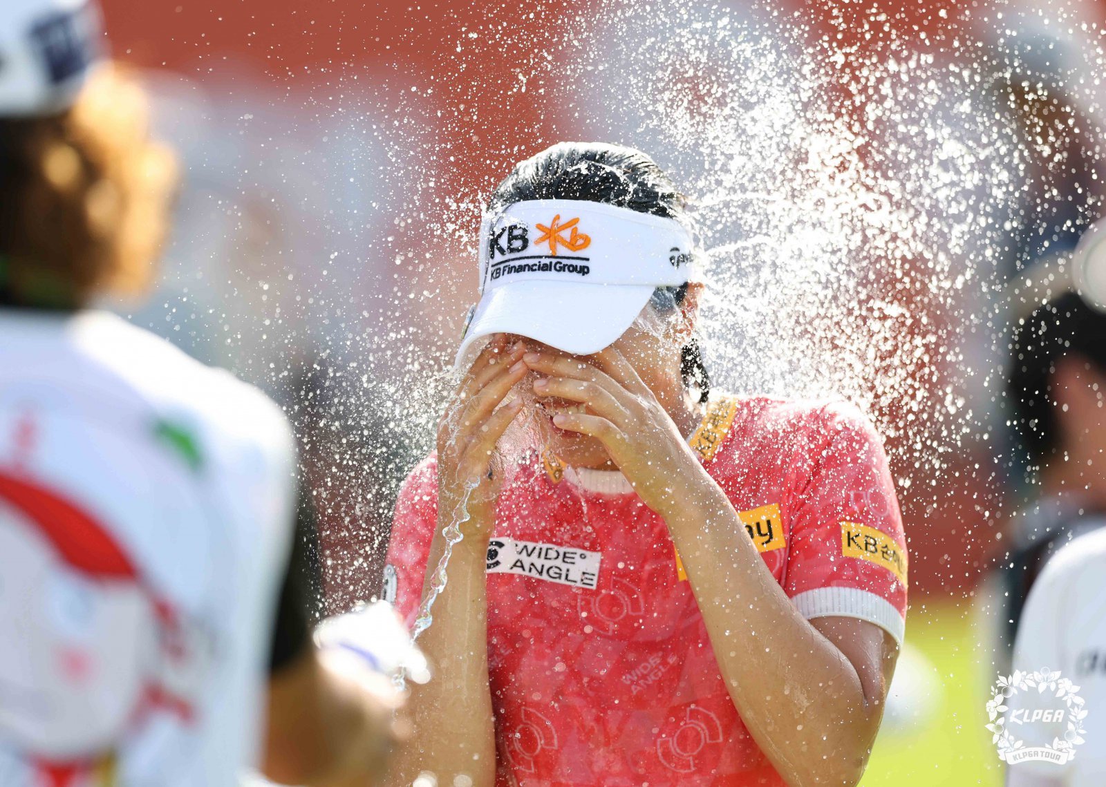 우승 확정 후 축하 물 세계를 받고 있는 방신실. 사진제공  |  KLPGA
