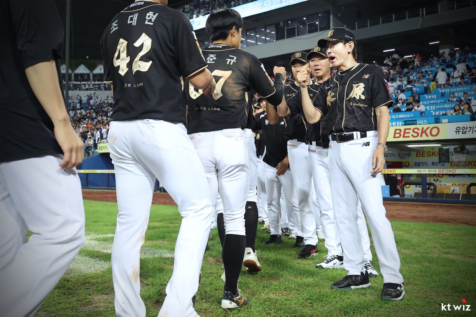 이강철 KT 감독이 13일 대구 삼성라이온즈파크에서 열린 삼성과 원정경기에서 5-3으로 이긴 뒤 선수들과 주먹을 맞대고 있다. 사진제공|KT 위즈