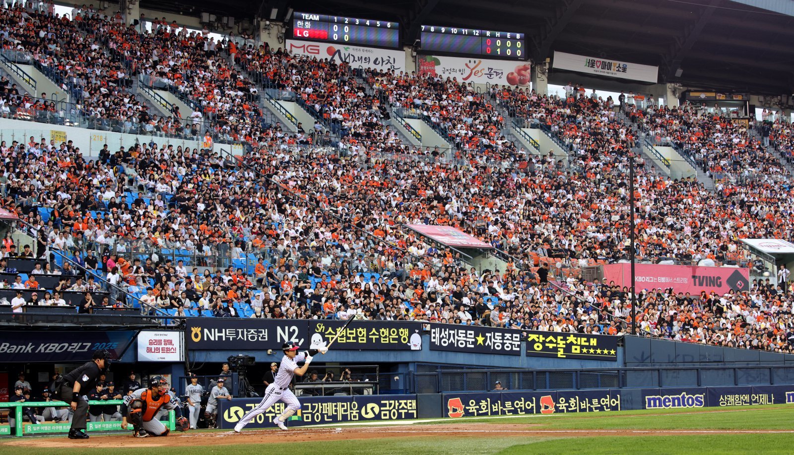 LG가 올 시즌 40번째 홈경기 매진을 기록했다.  올 시즌 홈경기 총관중은 147만1208명으로 삼성 라이온즈에 이은 역대 2번째 단일시즌 150만 관중에도 성큼 다가갔다. 뉴시스