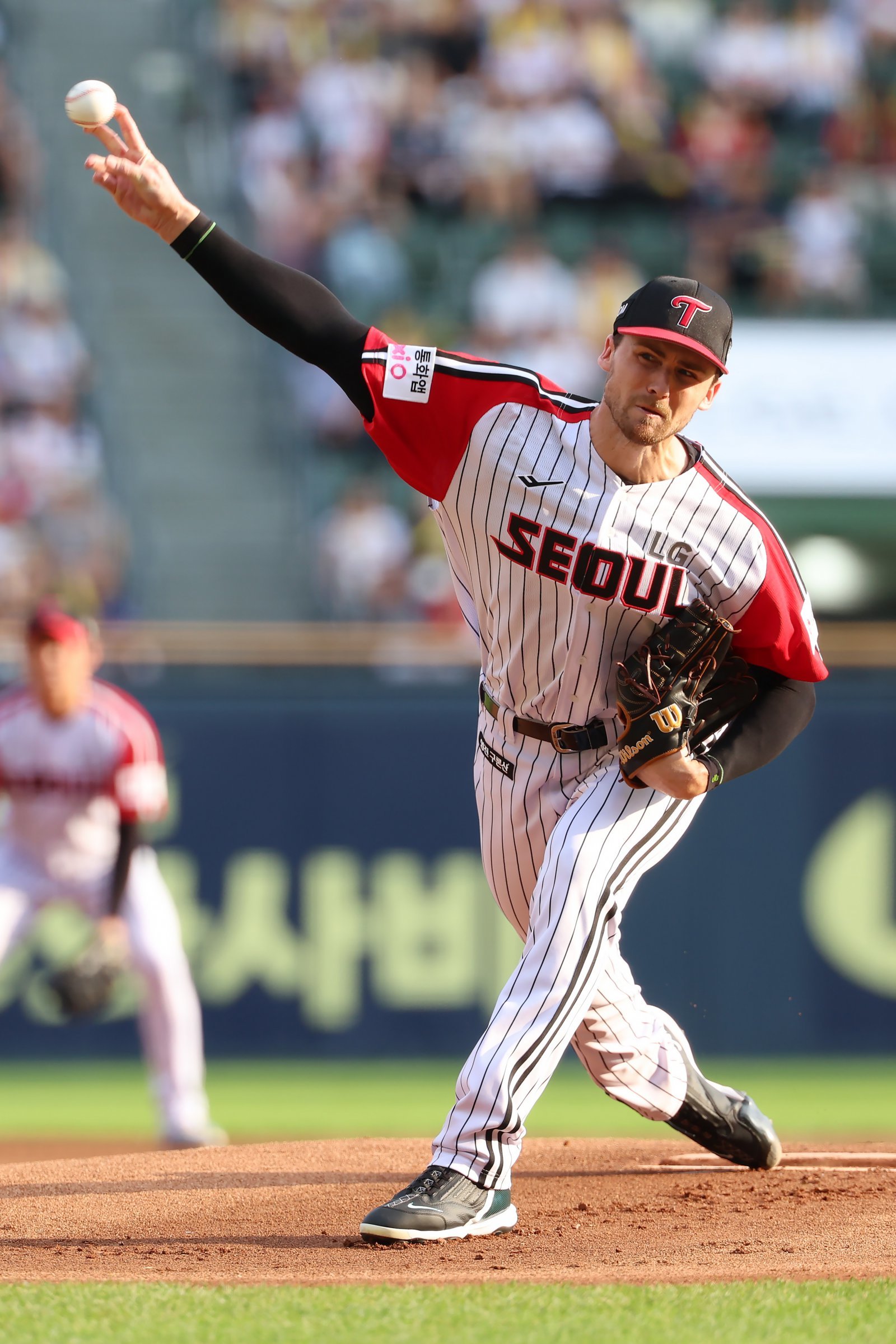 LG 앤더스 톨허스트는 14일 잠실 KIA전에서 6이닝 무실점 호투로 팀의 14-0 승리를 이끌고 5승(1패)째를 따내며 팀의 80승 선착을 이끌었다. 역투하는 톨허스트. 사진제공｜LG 트윈스