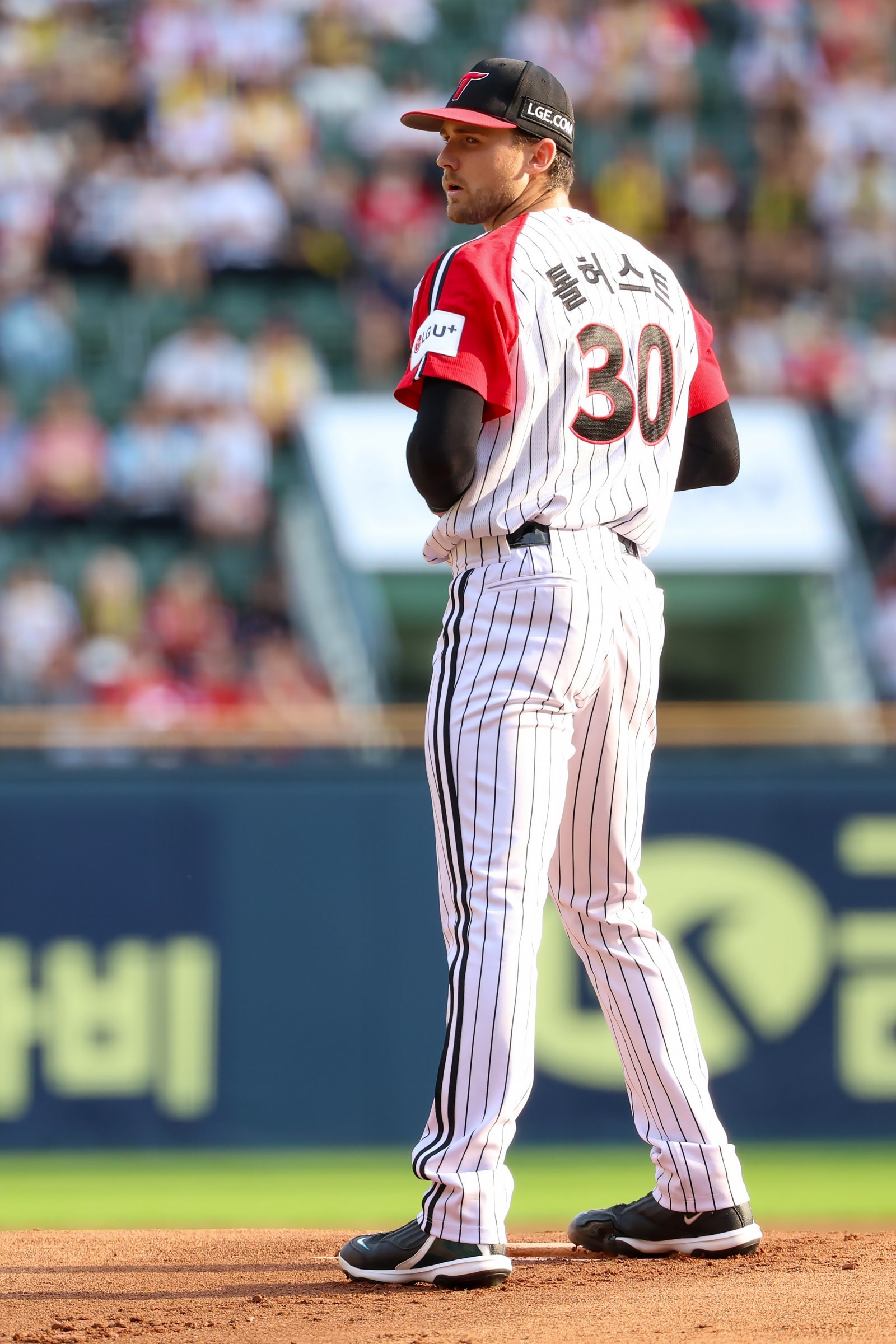 LG 앤더스 톨허스트는 14일 잠실 KIA전에서 6이닝 무실점 호투로 팀의 14-0 승리를 이끌고 5승(1패)째를 따내며 팀의 80승 선착을 이끌었다. 역투하는 톨허스트. 사진제공｜LG 트윈스