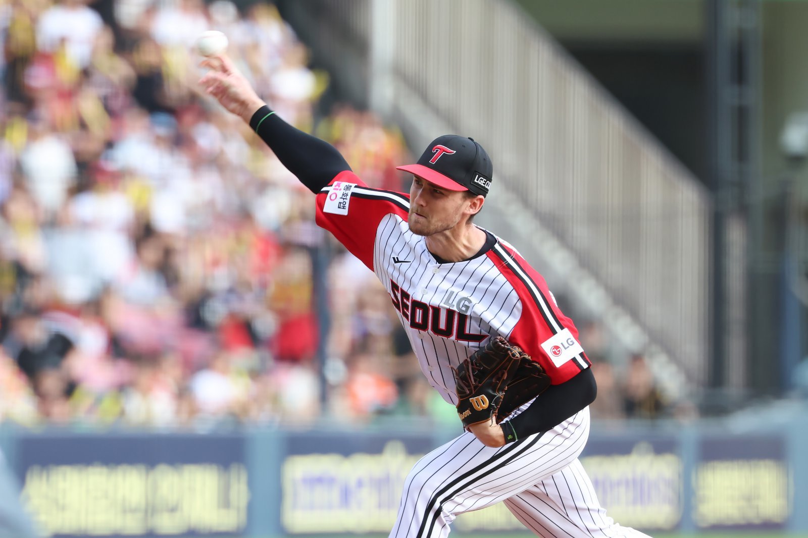 LG 앤더스 톨허스트는 14일 잠실 KIA전에서 6이닝 무실점 호투로 팀의 14-0 승리를 이끌고 5승(1패)째를 따내며 팀의 80승 선착을 이끌었다. 역투하는 톨허스트. 사진제공｜LG 트윈스