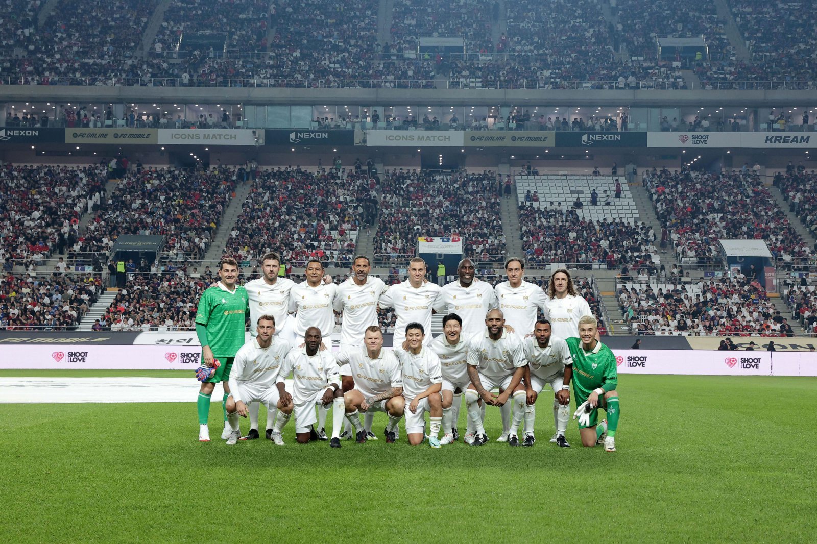 ‘2025 아이콘 매치: 창의 귀환, 반격의 시작’이 14일 서울월드컵경기장을 가득 메우며 성황리에 열렸다. 경기 전 기념촬영을 하는 실드 유나이티드 선수단. 사진제공|넥슨