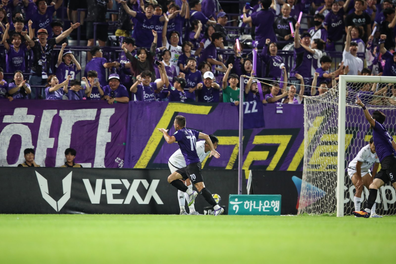 안양 유키치가 14일 안양종합운동장에서 열린 제주와 K리그1 29라운드 홈경기에서 1-1로 맞선 후반 36분 결승골을 터트린 뒤 관중석으로 뛰어가고 있다. 2-1 역전승을 거둔 안양은 K리그1 승격 이래 최다인 3연승을 달리며 8위로 도약했다. 사진제공│한국프로축구연맹
