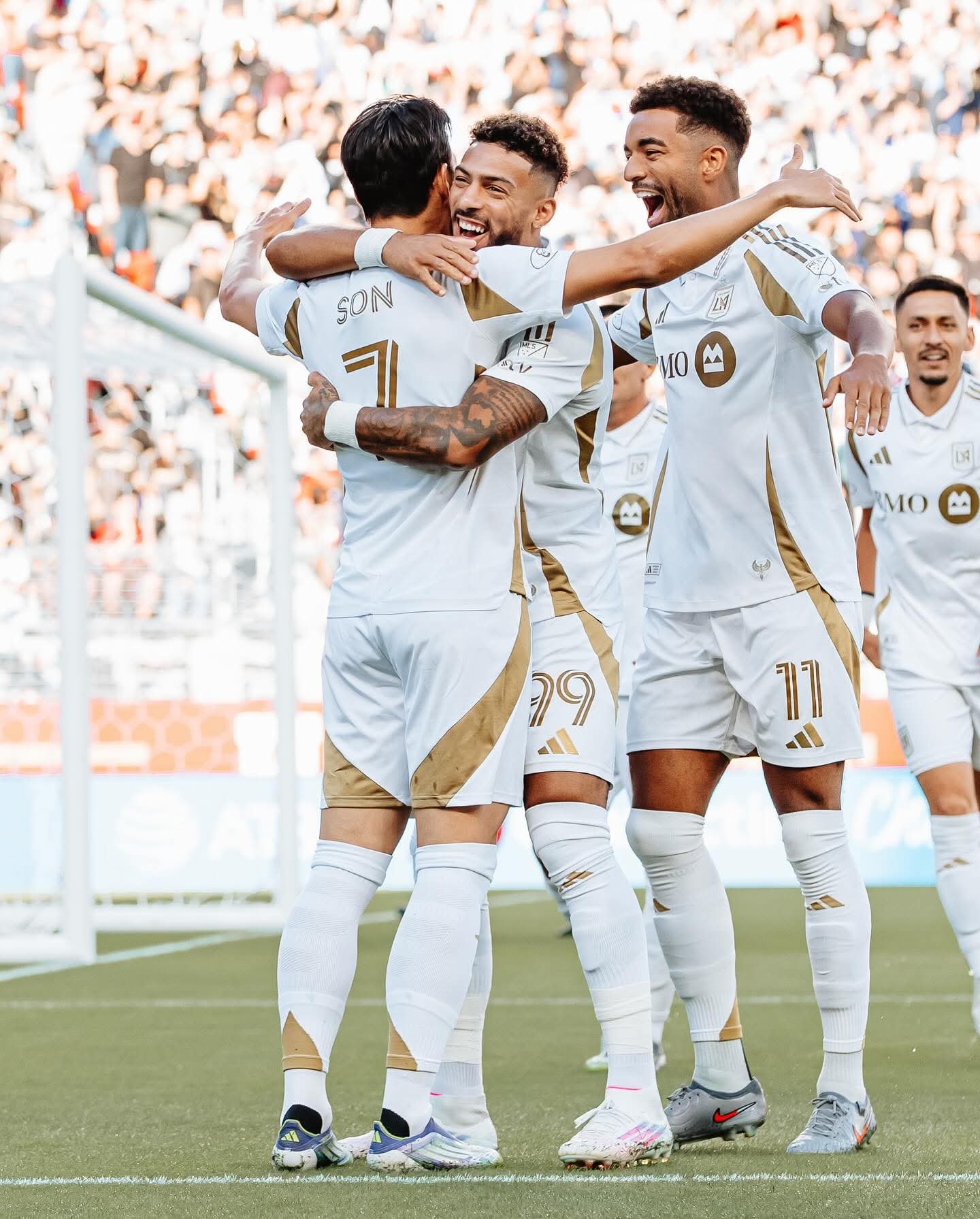 LAFC 손흥민(왼쪽)이 14일(한국시간) 캘리포니아주 리바이스 스타디움에서 열린 새너제이와 MLS 원정경기에서 득점하자 드니 부앙가가 달려와 축하하고 있다. 미국 매체는 손흥민-부앙가를 MLS에서 가장 위험한 공격 듀오로 묘사했다. 사진출처｜LAFC 페이스북
